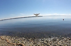 城會玩！加拿大男子成功用無人機(jī)釣到魚