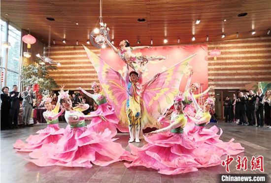 圖為雜技演員通過(guò)精湛的技藝贏得了滿堂喝彩?！「拭C省文化和旅游廳網(wǎng)站 攝