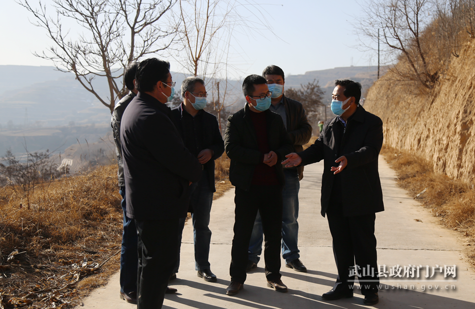 索鴻賓在鴛鴦、樺林鎮(zhèn)檢查指導(dǎo)疫情防控和脫貧攻堅(jiān)等工作