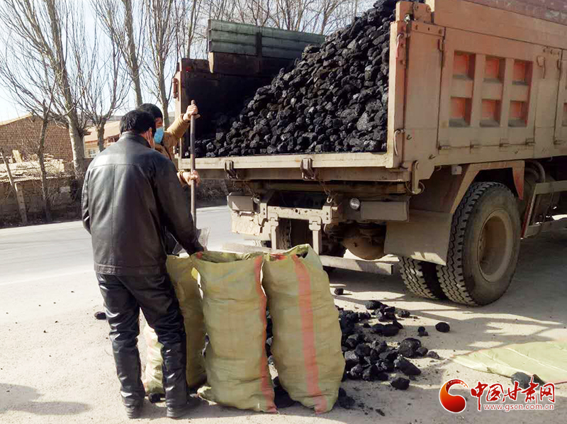 【甘肅全民戰(zhàn)“疫”】雪中送炭！會寧一企業(yè)為基層防控點捐贈10噸愛心煤（圖）