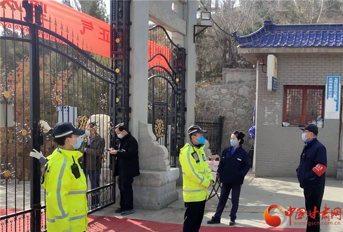 今年清明暫停祭掃 蘭州交警設(shè)23處勸返點(diǎn)對違反規(guī)定者進(jìn)行勸離（圖）