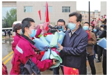 慶陽市第二、三批支援湖北醫(yī)療隊(duì)12名隊(duì)員凱旋