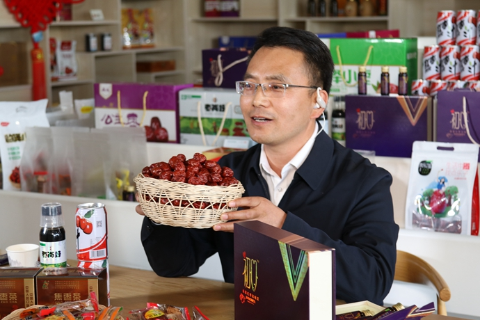 “縣長(zhǎng)直播天團(tuán)”唱響“甘貨春之聲”，售出近30種甘貨1萬(wàn)余件 開(kāi)進(jìn)直播間的網(wǎng)絡(luò)扶貧博覽會(huì)，受百萬(wàn)網(wǎng)友點(diǎn)贊 