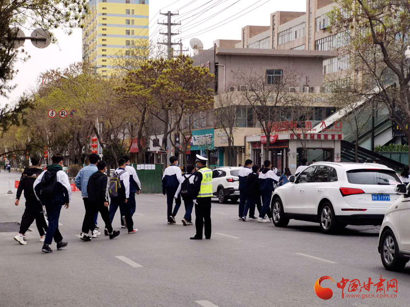 保駕護(hù)航！涼州公安交警“護(hù)學(xué)崗” 撐起“平安傘”