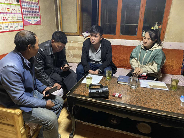 圖為木耳鎮(zhèn)紀檢干事盧建民（左三）連夜在多壩村多壩組奚連德家中了解受災(zāi)情況，排查安全隱患，并宣傳發(fā)生次生災(zāi)害的相關(guān)知識。_副本.jpg
