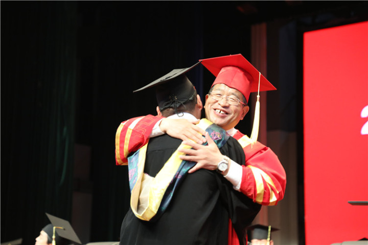 17分鐘14次掌聲！隴東學院院長辛剛國這樣深情寄語畢業(yè)生