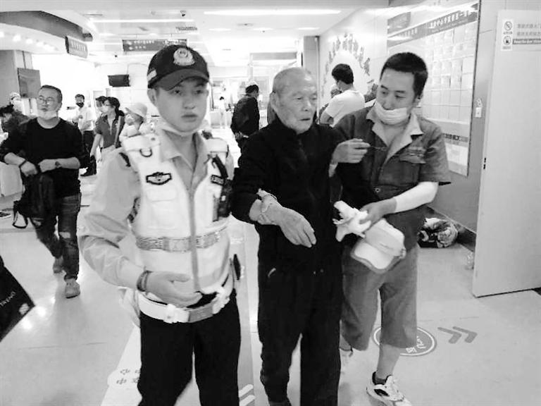 蘭州街頭最美的一次逆行！耄耋老人摔倒街頭 交警的哥合力救助3分鐘