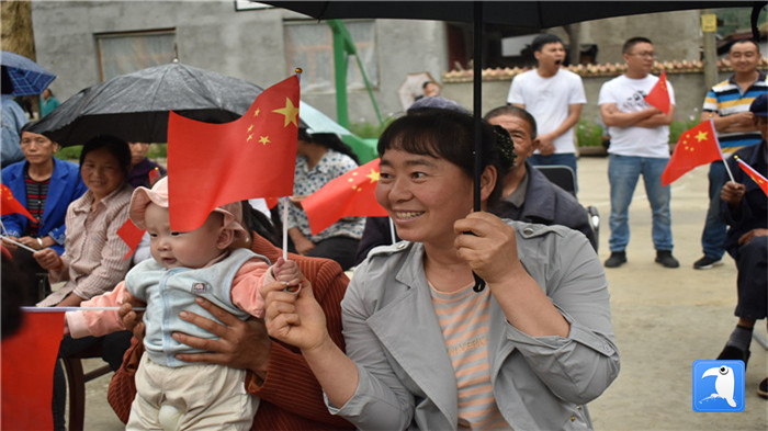 隴南市紀(jì)委監(jiān)委黨員干部與宕昌縣官亭鎮(zhèn)杜家村群眾一起慶祝黨的生日。_副本.jpg