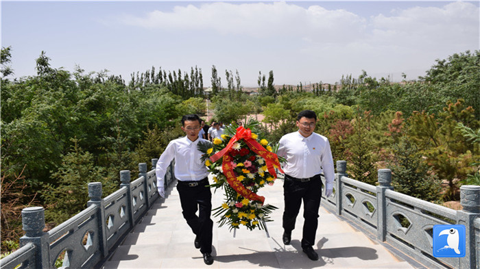 七一”前夕，白銀市紀(jì)委監(jiān)委機(jī)關(guān)黨委組織黨員來到紅軍西路軍景泰烈士陵園開展主題黨日活動(dòng)。 朱鵬拍攝_副本.jpg