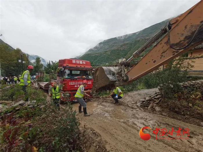 【關(guān)注甘南訊情】齊頭并進(jìn) 應(yīng)急搶險組全力搶通博峪至曲告納災(zāi)區(qū)主干道