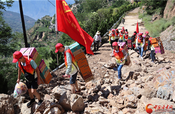 【關(guān)注隴南洪災(zāi)】跋山涉水踏艱險 救災(zāi)物資背進(jìn)村（組圖）