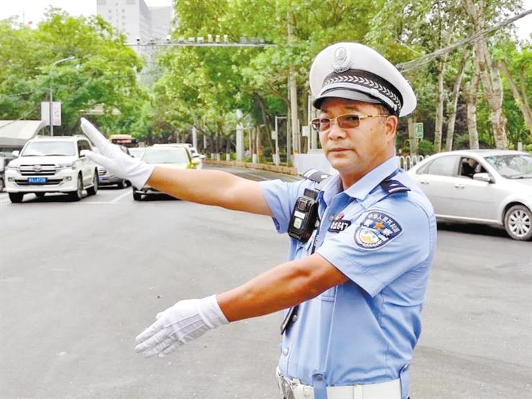 蘭州城關(guān)區(qū)交警大隊(duì)一線老交警馬驍：俯首甘為“老黃?！?>
        </a><em>蘭州城關(guān)區(qū)交警大隊(duì)一線老交警馬驍：俯首甘為“老黃?！?/em></li>
    <li><a  target=