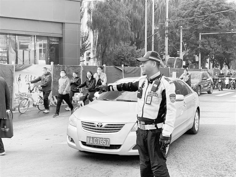 近期蘭州市區(qū)多處路段占道施工，高峰期市民請(qǐng)盡量繞行