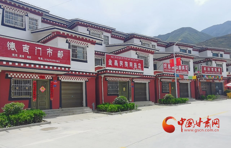 武都坪埡鄉(xiāng)：美麗安置區(qū) 綻放“幸?；ā?>
        </a><em>武都坪埡鄉(xiāng)：美麗安置區(qū) 綻放“幸福花”</em></li>
    <li><a  target=