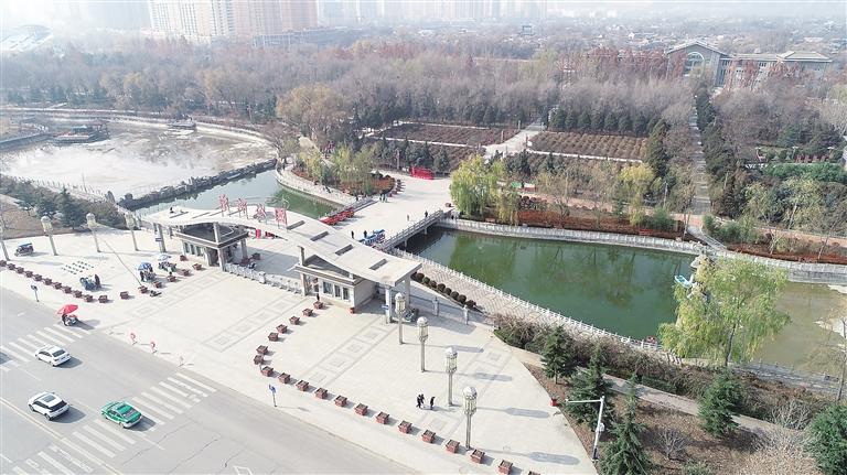 　初冬時節(jié)，臨夏市東郊公園里,楓樹、松柏、云杉等樹木色彩斑斕