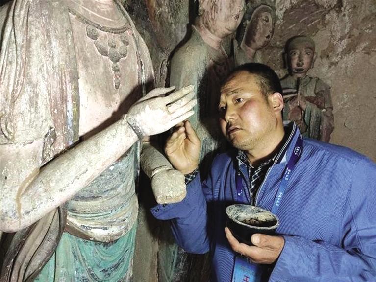 麥積山石窟文物修復(fù)師牟常有：34年來修復(fù)洞窟20個