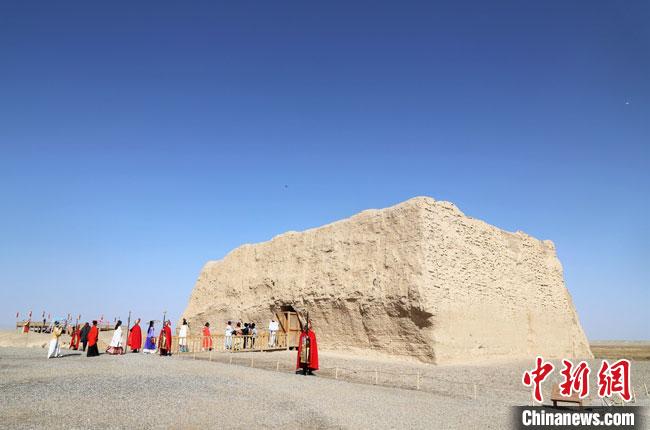 數(shù)十位身著古裝的女性通過體驗賞漢舞、習(xí)漢禮、吟誦詩詞等中華傳統(tǒng)文化，再現(xiàn)古絲綢之路的繁華盛景。　王菁 攝