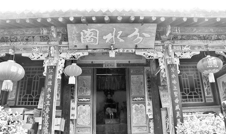 秦嶺鎮(zhèn)分水閣，一屋檐水分江河 這里可看水系奇觀，可賞連翹花海