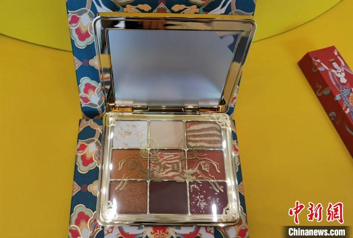 圖為取材壁畫色彩的敦煌美妝?！《∷?攝