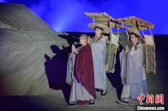 圖為演出現(xiàn)場，該劇獨(dú)創(chuàng)360度旋轉(zhuǎn)并前后移動觀眾席，顛覆傳統(tǒng)劇場舞臺表演模式。　王斌銀 攝