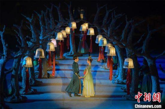 圖為全新升級《敦煌盛典》，新增戰(zhàn)馬、燈籠矩陣，以及最新聲、光、電硬件設(shè)施。　王斌銀 攝