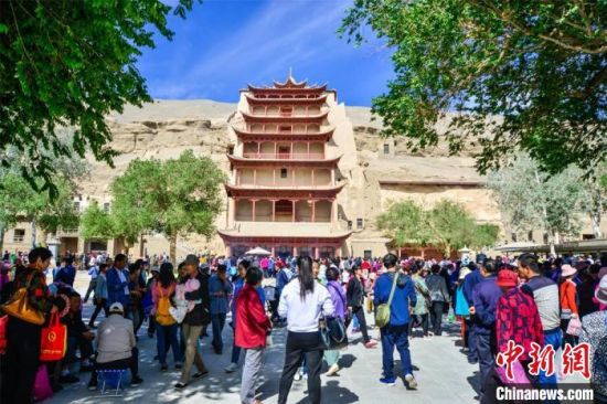 中國農歷四月初八，敦煌民眾傳承歷史習俗，前往莫高窟燒香禮佛、祈福。(資料圖) 王斌銀 攝