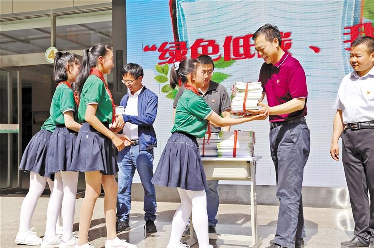 甘肅省生態(tài)環(huán)境廳開展送書進(jìn)?；顒?dòng)