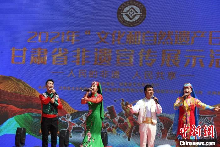 圖為甘肅臨夏回族自治州非遺傳承人演唱花兒?！钇G敏 攝