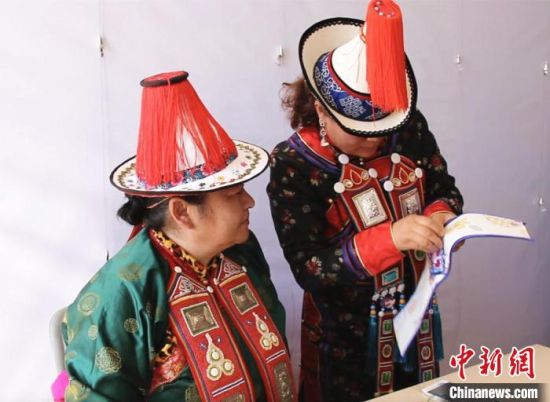 圖為用活態(tài)傳習(xí)的模式促進(jìn)裕固族非物質(zhì)文化遺產(chǎn)的保護(hù)傳承?！∈缝o靜 攝
