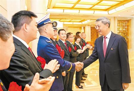 尹弘同甘肅省全國“兩優(yōu)一先”表彰對象和全國優(yōu)秀縣委書記座談時強調(diào) 牢記殷切囑托 創(chuàng)造嶄新業(yè)績 當好榜樣標桿努力為全面建設(shè)社會主義現(xiàn)代化作出更大貢獻