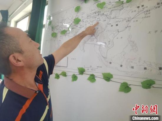 圖為甘肅省社會(huì)科學(xué)院絲綢之路研究所所長(zhǎng)侯宗輝指出《絲綢之路古文明》課題組考察線路。　閆姣 攝