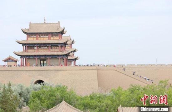 歷經(jīng)數(shù)十載保護(hù)修繕的古老關(guān)城得以延年益壽，成為了海內(nèi)外游客“絲路游”的必經(jīng)打卡地。　高展 攝
