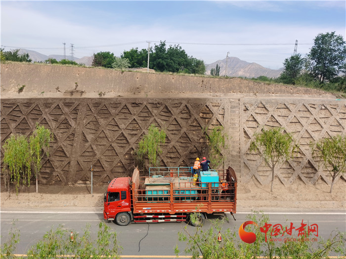 臨夏州：公路人護(hù)坡采用新技術(shù) 改良土質(zhì)添新綠