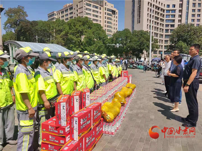 蘭州市城管委攜手愛(ài)心企業(yè)慰問(wèn)環(huán)衛(wèi)工人