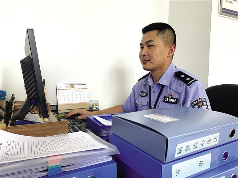 “身為黨員，就應(yīng)該第一個(gè)往前沖”