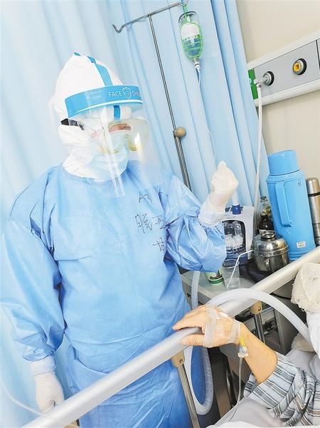 白衣天使 逆風(fēng)綻放——記第48屆南丁格爾獎(jiǎng)獲得者、慶陽(yáng)市人民醫(yī)院重癥監(jiān)護(hù)室護(hù)士長(zhǎng)脫亞莉