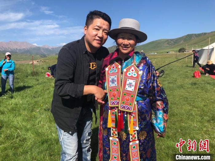 圖為拍攝紀(jì)錄片《西茂的婚禮》期間，張輝剛(左)與裕固族老人合影留念。(資料圖) 張輝剛供圖