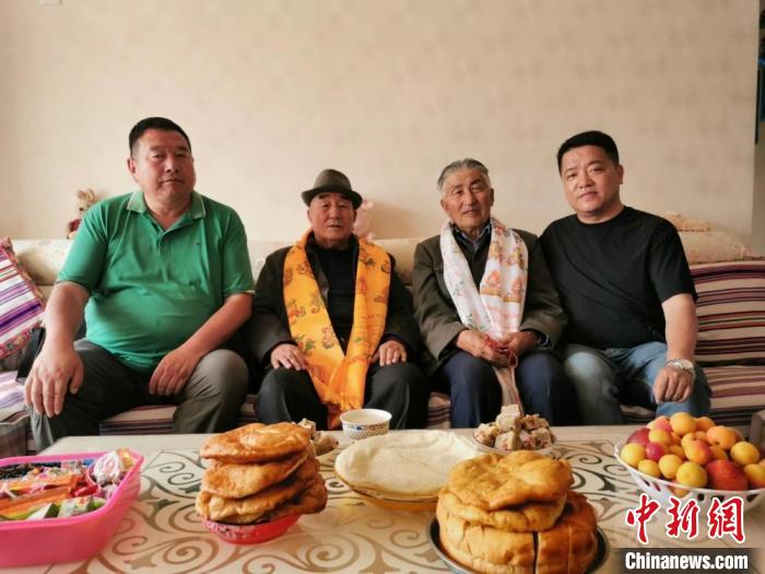 圖為張輝剛(右一)拜訪甘肅肅南縣裕固族德高望重的老人。(資料圖) 張輝剛供圖