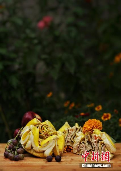 圖為做好的月餅，狀似玫瑰，切開(kāi)后層層疊疊，色彩斑斕。張文 攝