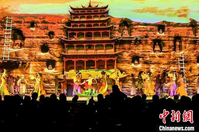 開幕式文藝展示“相約敦煌”，通過數(shù)字技術(shù)將莫高窟“搬到”演出現(xiàn)場(chǎng)?！「拭C省文化和旅游廳供圖