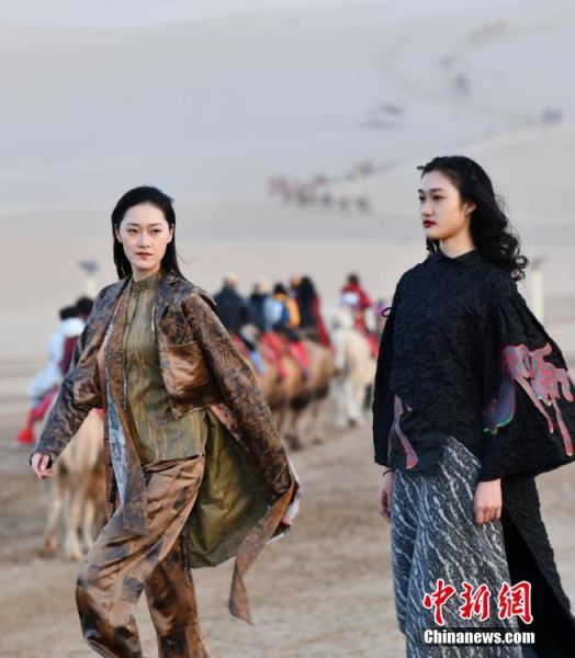 圖為敦煌服裝秀展示。 殷春永 攝