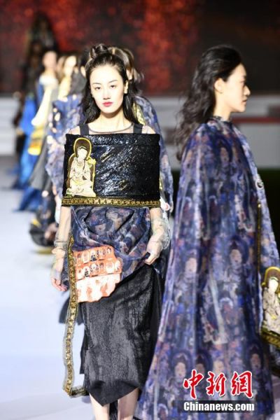 圖為敦煌服裝秀展示。 殷春永 攝