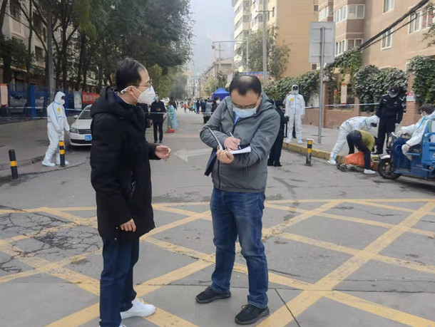 蘭州市紀(jì)委監(jiān)委干部下沉一線詳細(xì)詢問疫情防控情況。.jpg