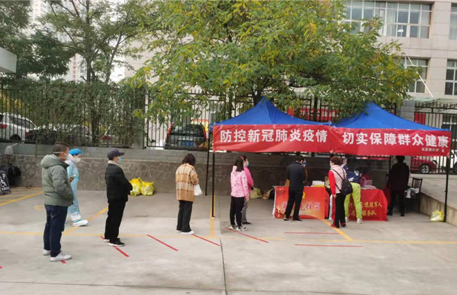 城關(guān)區(qū)紀(jì)委監(jiān)委各監(jiān)督檢查組督促各街道核酸檢測點落實“一米線”制度。.jpg