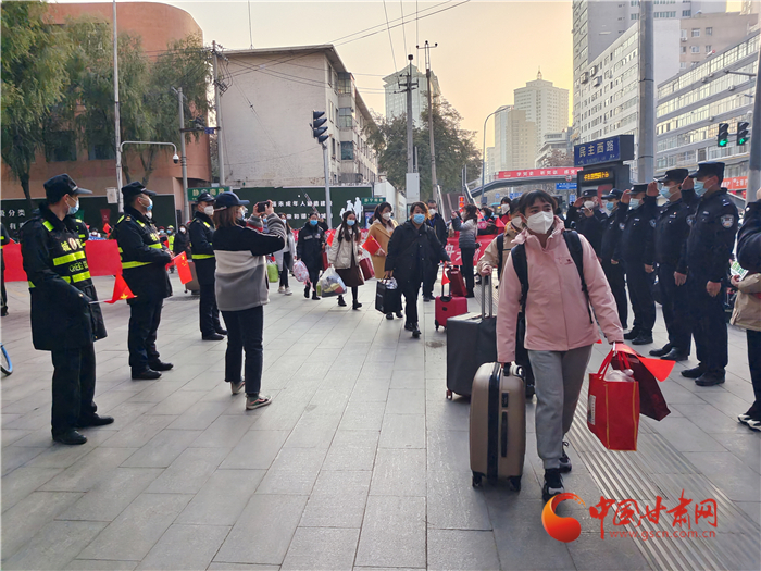 【甘快看·疫情防控現(xiàn)場報(bào)道】蘭州市民熱烈歡送馳援醫(yī)護(hù)人員