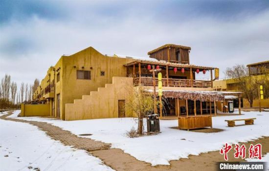 雪落敦煌月牙泉小鎮(zhèn)?！⊥醣筱y 攝