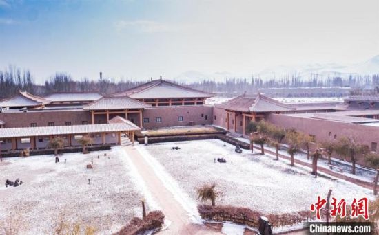 圖為雪落大漠古堡——敦煌山莊?！⊥醣筱y 攝