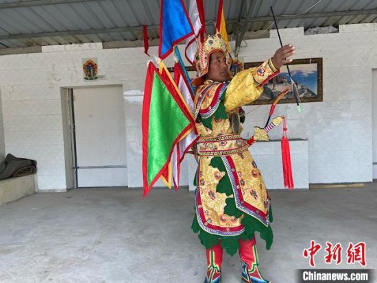 圖為完代才讓在外木村戲臺出演?！∷巫雨?攝