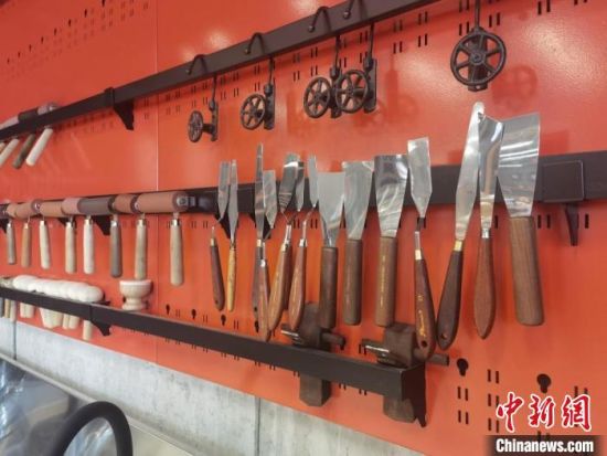 圖為徐晉林制作雕版敦煌壁畫(huà)所用工具?！￠Z姣 攝