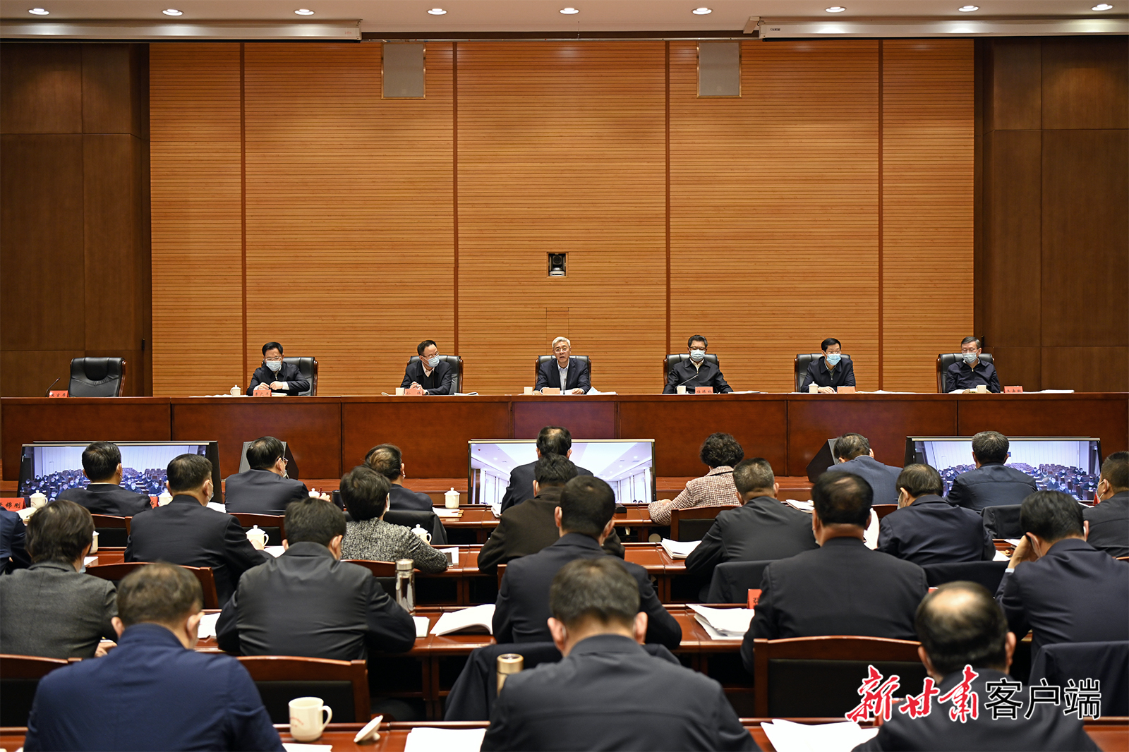 尹弘在省委農(nóng)村工作領(lǐng)導(dǎo)小組會議上強(qiáng)調(diào)：以深厚為民情懷鞏固拓展脫貧攻堅成果，用高度負(fù)責(zé)精神扎實做好備考迎評工作